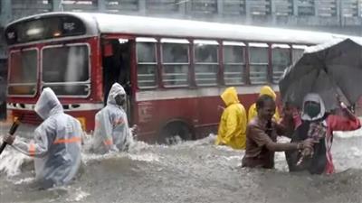 Mumbai Rain: मुंबई में भारी बारिश का अलर्ट, पुलिस की लोगों से अपील- घर से बाहर ना निकलें