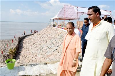 मुख्यमंत्री ने जनपद कुशीनगर के छितौनी तटबन्ध के पुनर्स्थापना कार्यों का निरीक्षण किया