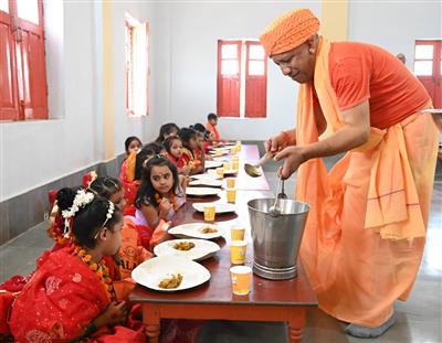 मुख्यमंत्री ने जनपद गोरखपुर में शारदीय नवरात्रि की महानवमी तिथि पर कन्या पूजन के उपरान्त मीडिया प्रतिनिधियों को सम्बोधित किया