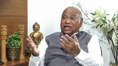 Kharge:विवाद के बाद अब खड़गे परिवार से जुड़े ट्रस्ट ने 5 एकड़ भूखंड लौटाया