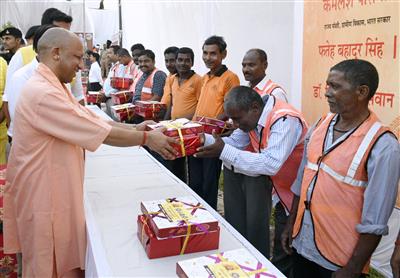 मुख्यमंत्री ने गोरखपुर में ‘सफाई मित्र सुरक्षा सम्मेलन एवं सम्मान समारोह’ में सफाई मित्रों को उपहार भेंटकर सम्मानित किया