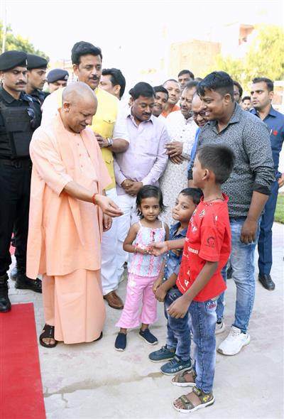 मुख्यमंत्री ने गोरखपुर में एच0एन0 सिंह चौराहे से गोरखनाथ मंदिर तक निर्माणाधीन सड़क का निरीक्षण कर कार्यों की प्रगति की जानकारी प्राप्त की  