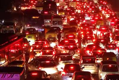 Delhi Road Jam: धनतेरस पर दिल्ली में महाजाम, रेंगती नजर आई गाड़ियां, लोग परेशान