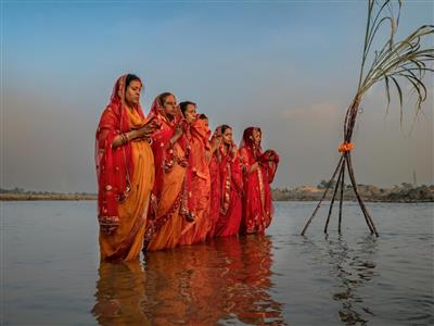 Chhath Puja 2024 LIVE: पटना से दिल्ली तक छठ पर्व की धूम, उगते सूर्य को अर्घ्य देने के लिए घाटों पर उमड़ा श्रद्धालुओं का रेला