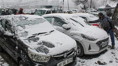 Snow Fall in Manali बर्फबारी के चक्कर में बुरे फंसे 10000 सैलानी, शिमला-मनाली में भारी जाम, 134 सड़कें बंद