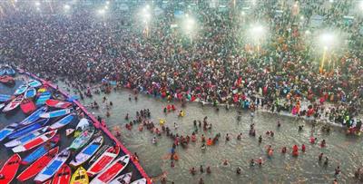 Maha Kumbh 2025 Amrit Snan Photos: 'आस्था, भक्ति और प्रेम', संगम की बाहों में समा गई दुनिया