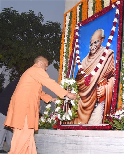 मुख्यमंत्री महात्मा गांधी जी की पुण्यतिथि के अवसर पर शहीद स्मारक पर आयोजित कार्यक्रम में सम्मिलित हुए