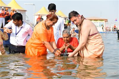 उपराष्ट्रपति ने महाकुम्भनगर में त्रिवेणी संगम में स्नान किया और जनकल्याण का संकल्प लिया