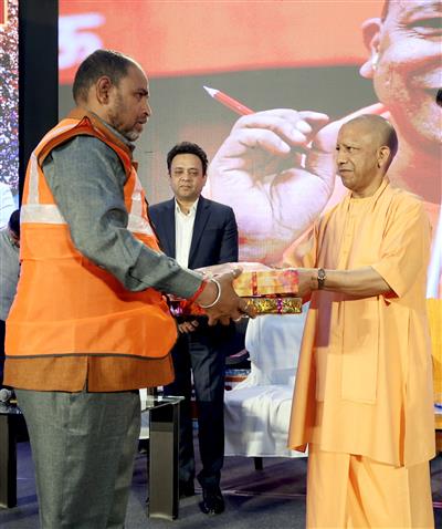 CM Yogi Adityanath honors sanitation workers: मुख्यमंत्री योगी आदित्यनाथ ने स्वच्छताकर्मियों का किया सम्मान