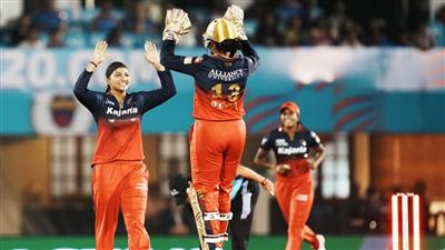 WPL 2025: RCB के हाथों हार के बाद MI का सफर मुश्किल, DC ने लगाई जीत की हैट्रिक – ये दो टीमें पहुंचीं क्वालिफायर में!